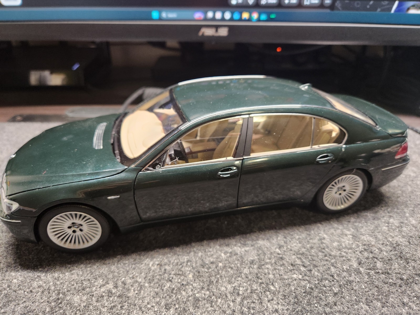 1/18 Kyosho BMW 7 Series Diecast  Model BROKEN MIRROR