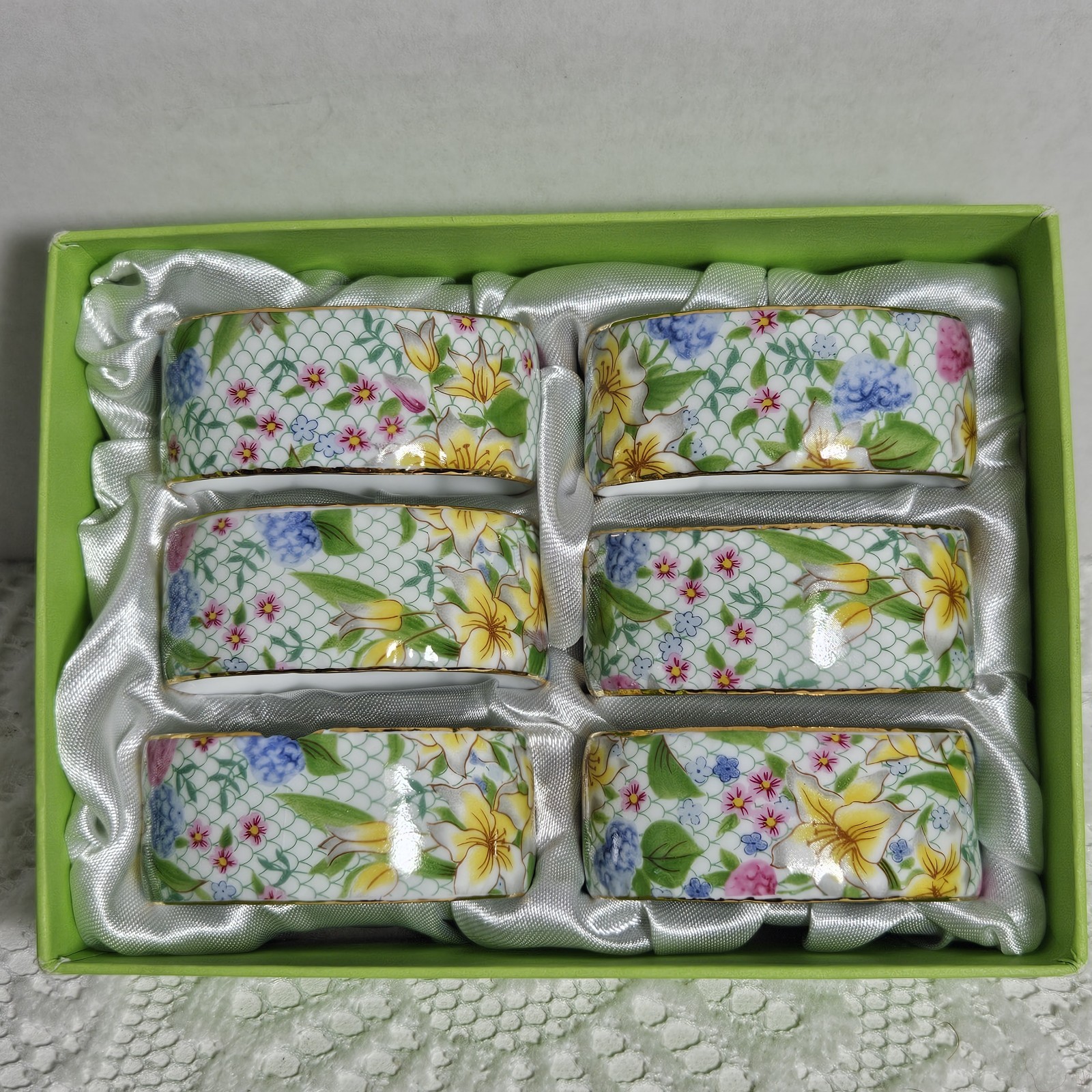 Chintz Dana Flowers Porcelain Napkin Rings Guilded Edges 6 Two's Company FLAWED Chintz Dana Flowers Porcelain Napkin Rings Guilded Edges 6 Two's Company FLAWED