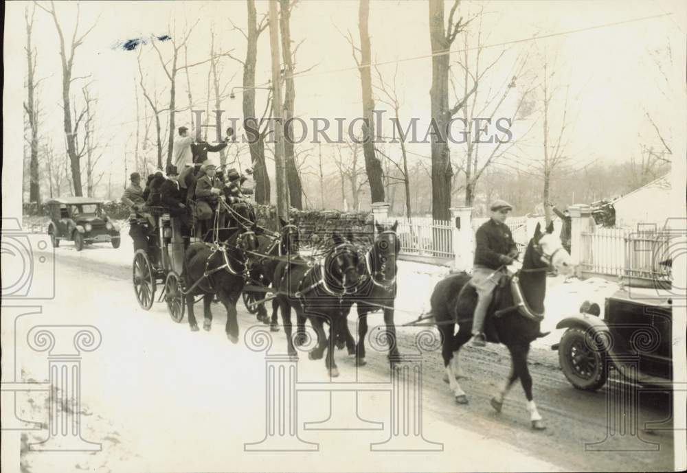 1927 Press Photo Irving Hanson and friends ride tallyho on snowy New York street 1927 Press Photo Irving Hanson and friends ride tallyho on snowy New York street