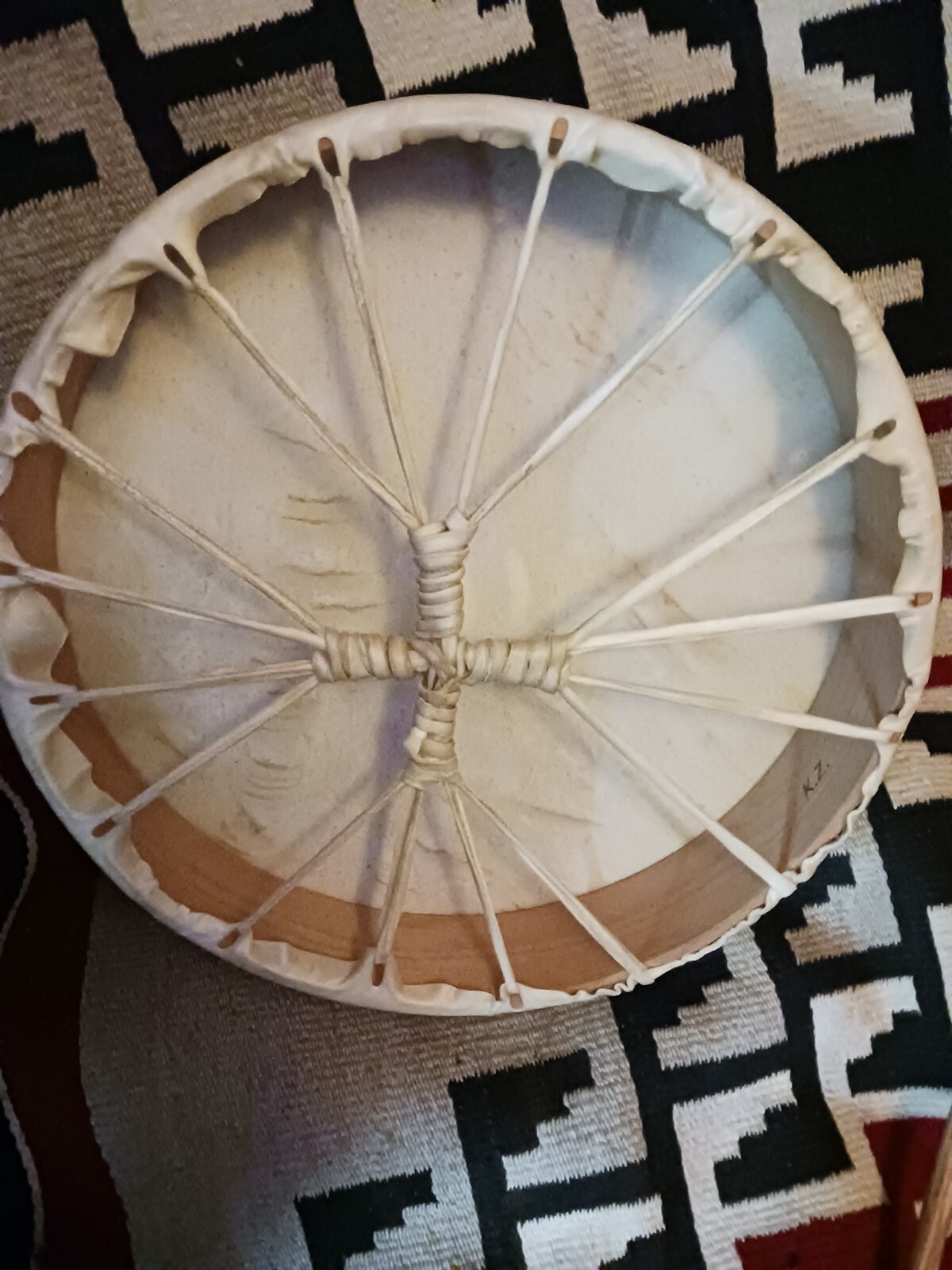 **AWESOME VINTAGE 17 INCH NATIVE AMERICAN RAWHIDE DRUM GREAT SOUND ** **AWESOME VINTAGE 17 INCH NATIVE AMERICAN RAWHIDE DRUM GREAT SOUND **