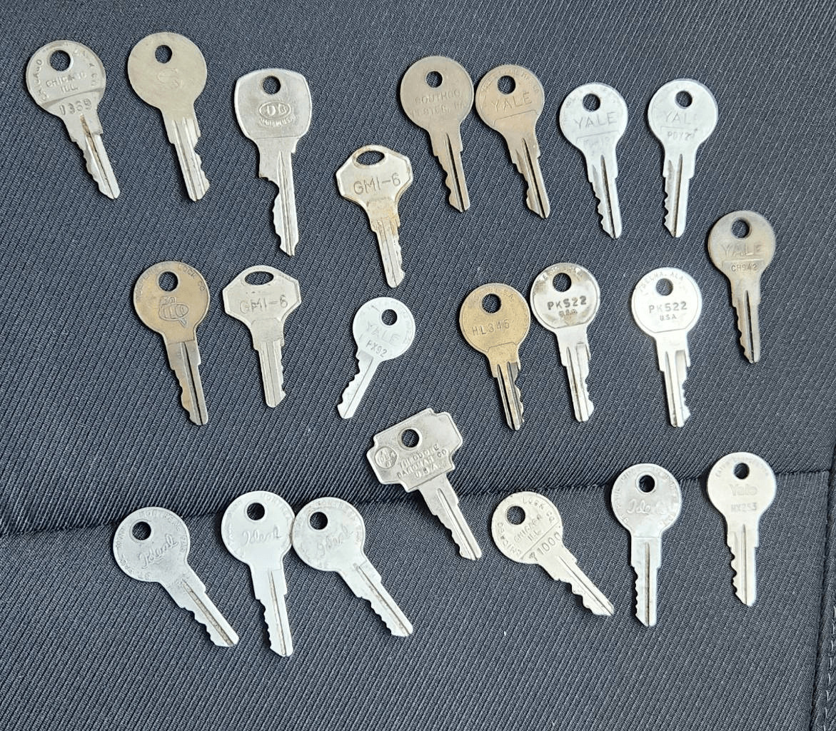 Antique Vintage Keys 22 Count Lot #12 Yale