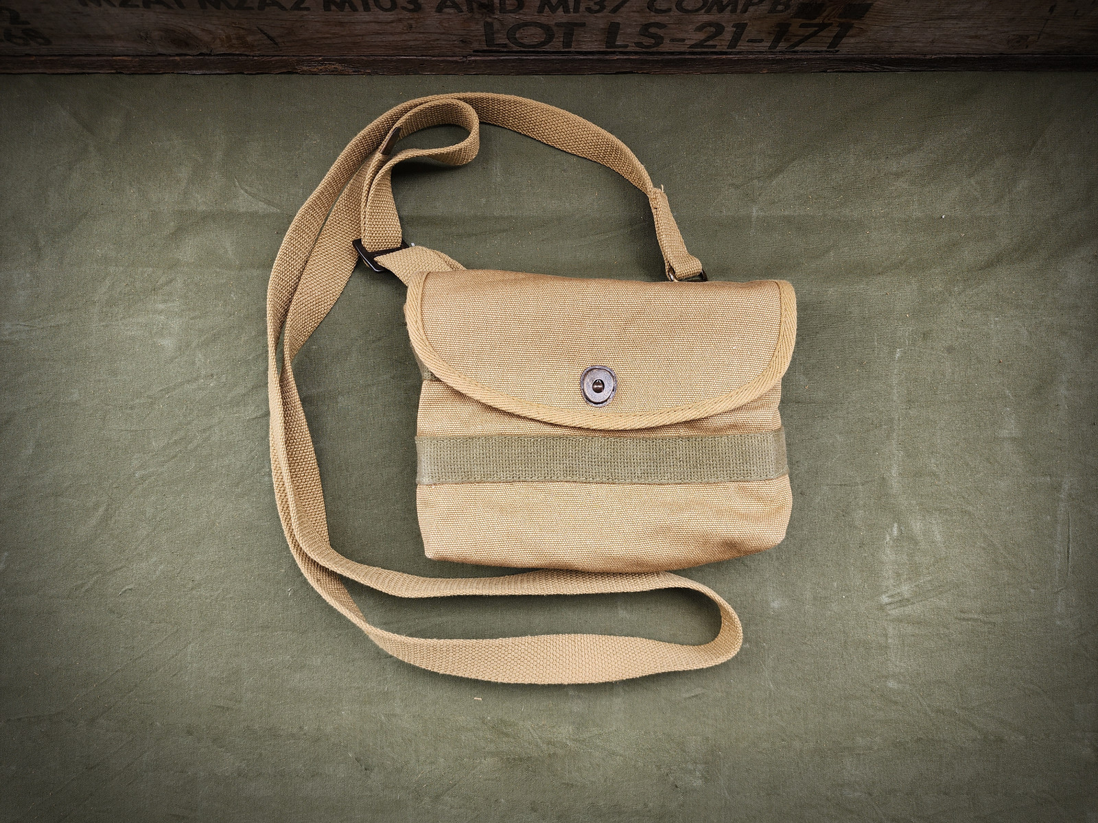 US WW1 Canvas Shotgun Shell Ammunition Pouch Marked JT&L 1918 Holds 32 12 Gauge US WW1 Canvas Shotgun Shell Ammunition Pouch Marked JT&L 1918 Holds 32 12 Gauge