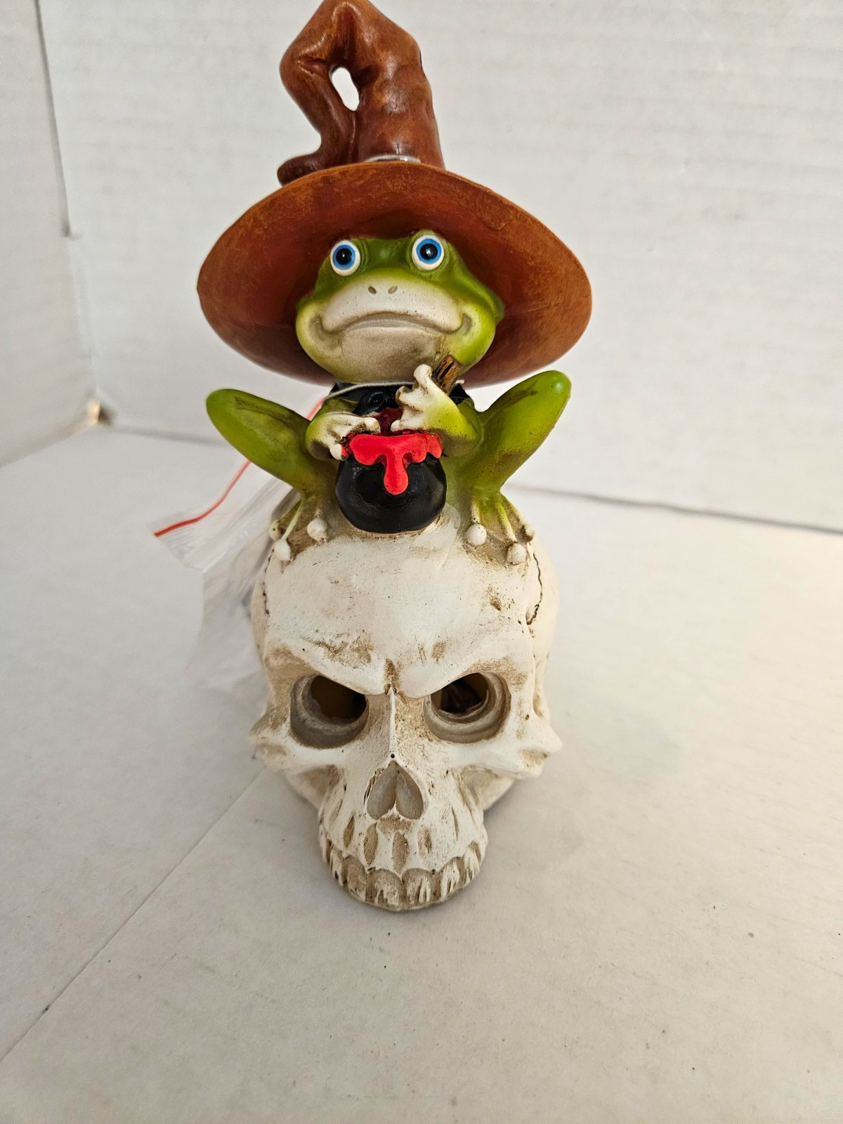 Halloween Frog Figurine Wearing Witch Hat on Skull Resin Battery-Operated Halloween Frog Figurine Wearing Witch Hat on Skull Resin Battery-Operated