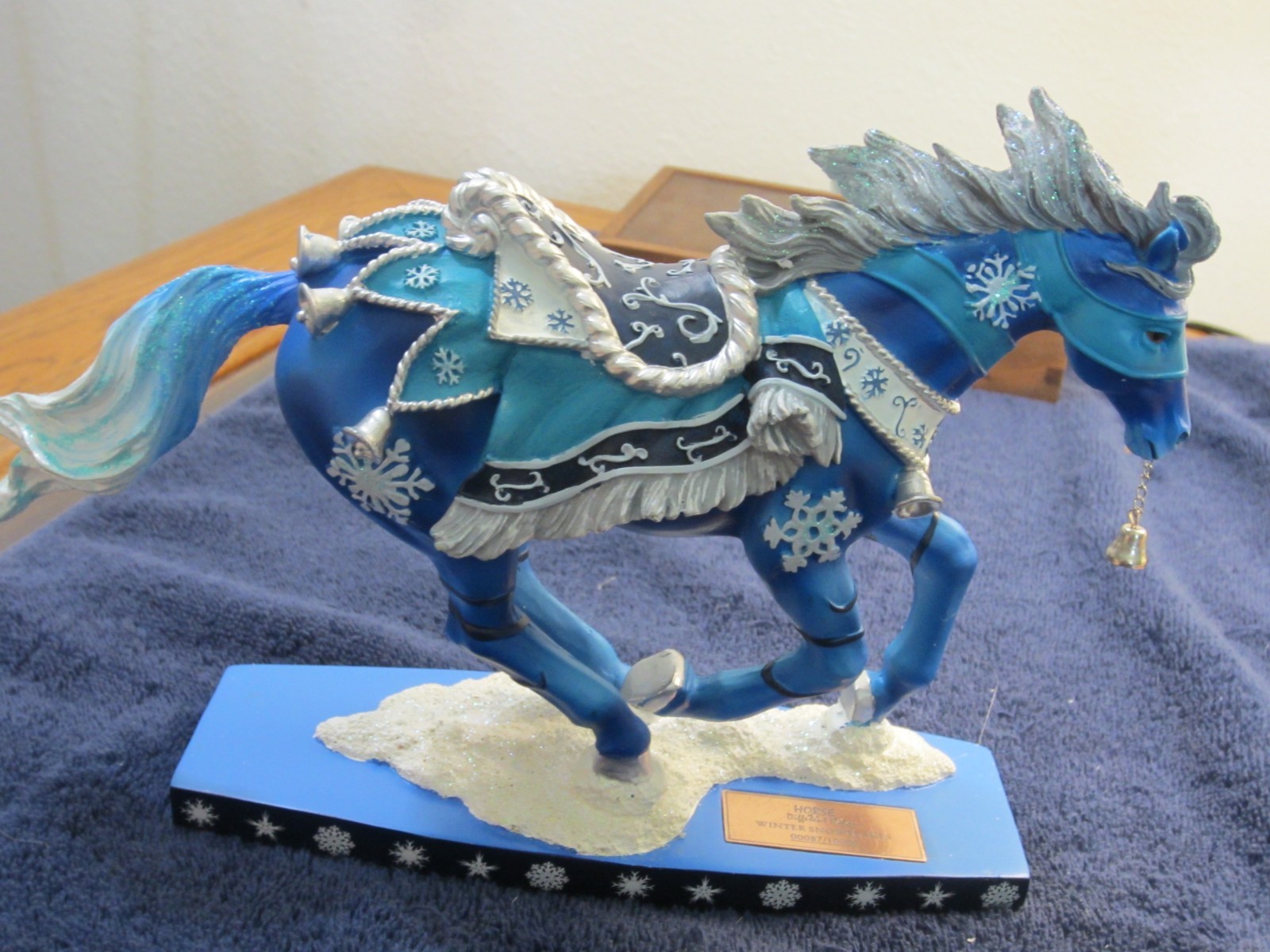 HORSE OF A DIFFERENT COLOR - WINTER SNOWFLAKES HORSE OF A DIFFERENT COLOR - WINTER SNOWFLAKES
