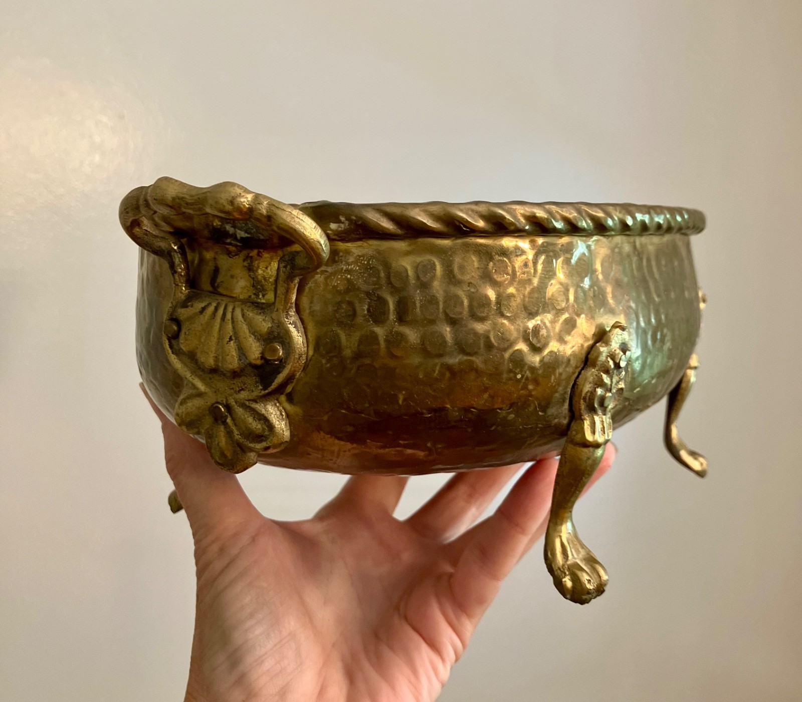 Vtg Brass Metal Hand Hammered Oval Planter Jardiniere Claw Foot Paw Feet Handles