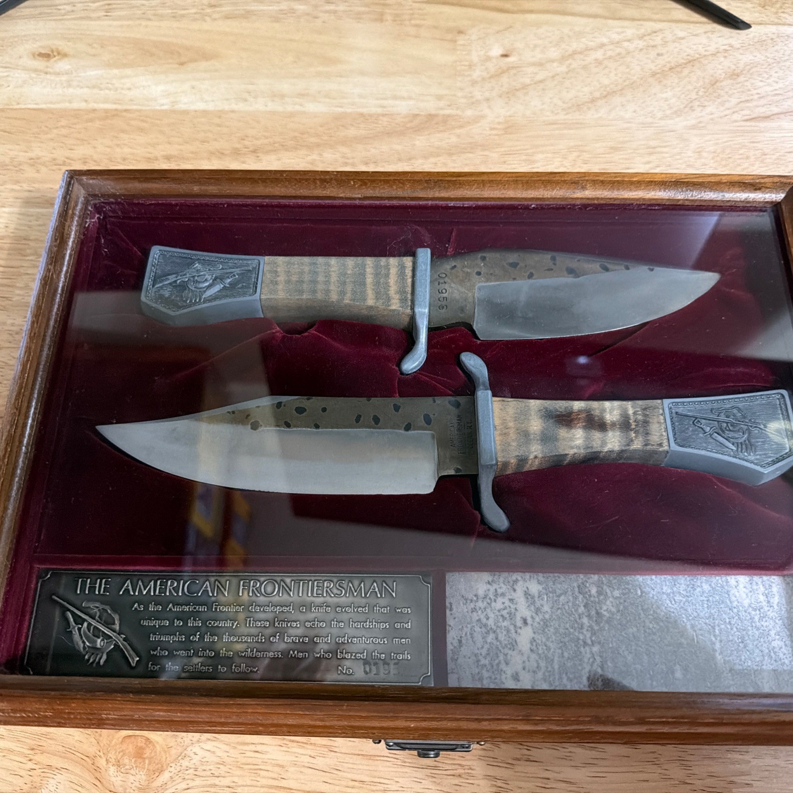 Vintage American Frontiersman 2 Knife Display Set Olean NY #0649S Case Stone Vintage American Frontiersman 2 Knife Display Set Olean NY #0649S Case Stone