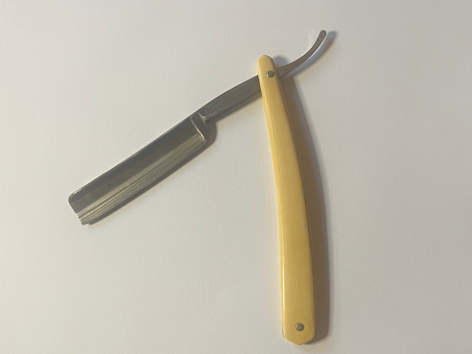 VINTAGE J.A. HENCKELS TWIN WORKS #123 STRAIGHT RAZOR SOLINGEN GERMANY VINTAGE J.A. HENCKELS TWIN WORKS #123 STRAIGHT RAZOR SOLINGEN GERMANY