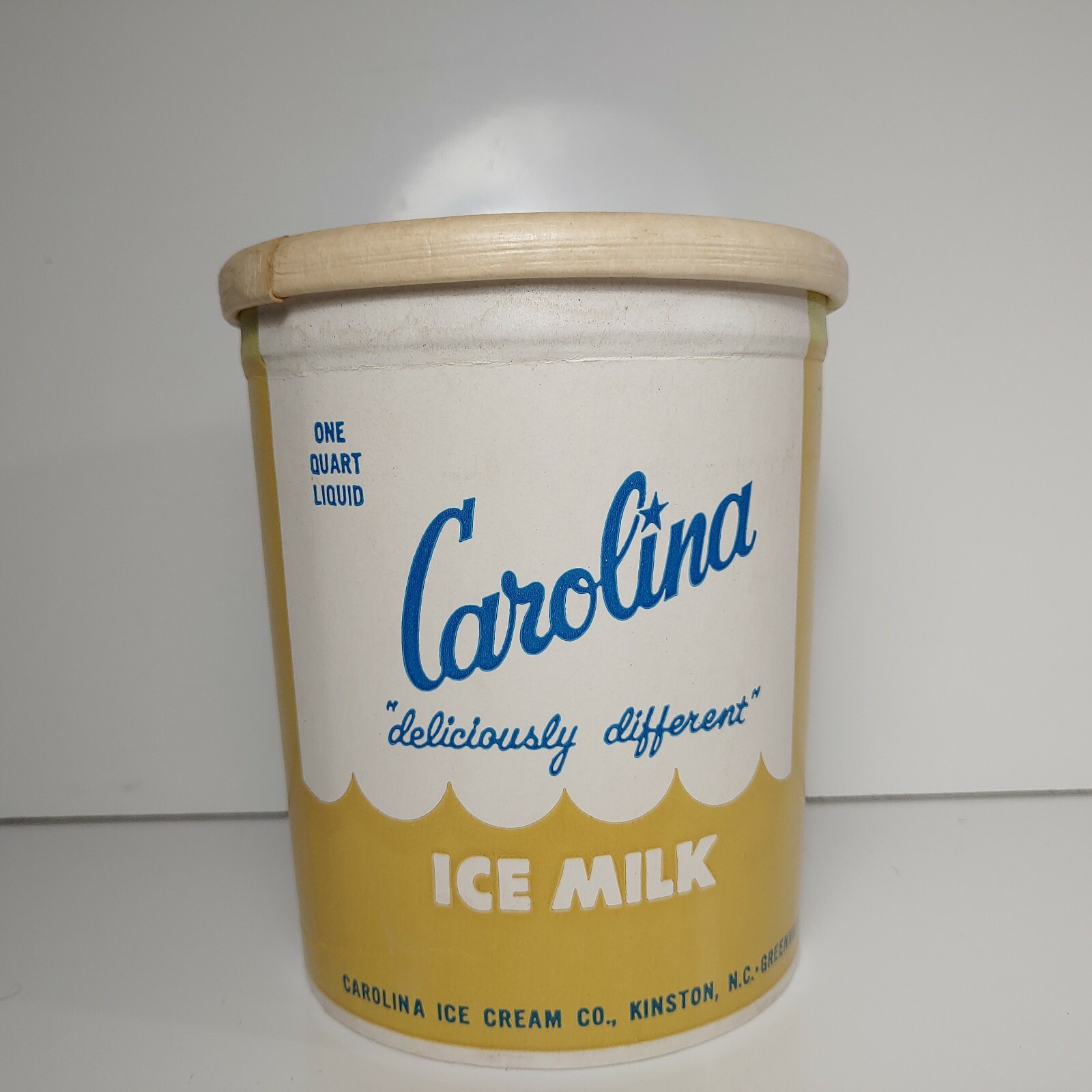 VINTAGE DIXIE DESSERT NORTH CAROLINA 1 QUART ICE CREAM CARTON WAXED CARDBOARD VINTAGE DIXIE DESSERT NORTH CAROLINA 1 QUART ICE CREAM CARTON WAXED CARDBOARD