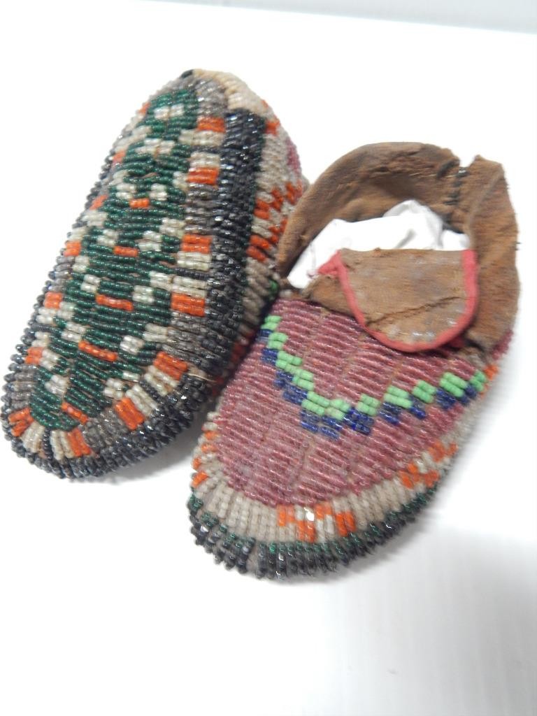 ANTIQUE CHILD'S FULLY BEADED BURIAL MOCCASINS - c1920s - LAKOTA / DAKOTA INDIAN ANTIQUE CHILD'S FULLY BEADED BURIAL MOCCASINS - c1920s - LAKOTA / DAKOTA INDIAN