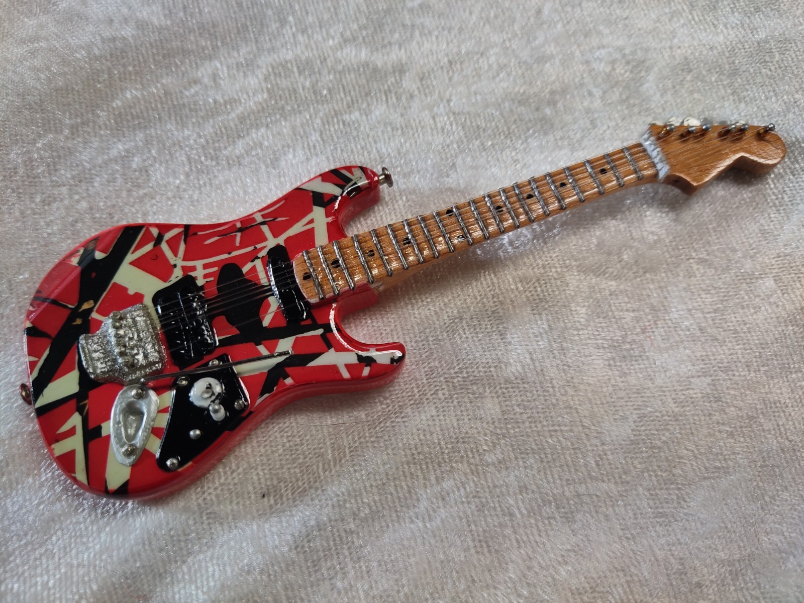 VAN HALEN 1:6 MINIATURE 15cm REPLICA 6" FIGURE FRANKENSTRAT MINI GUITAR VAN HALEN 1:6 MINIATURE 15cm REPLICA 6" FIGURE FRANKENSTRAT MINI GUITAR