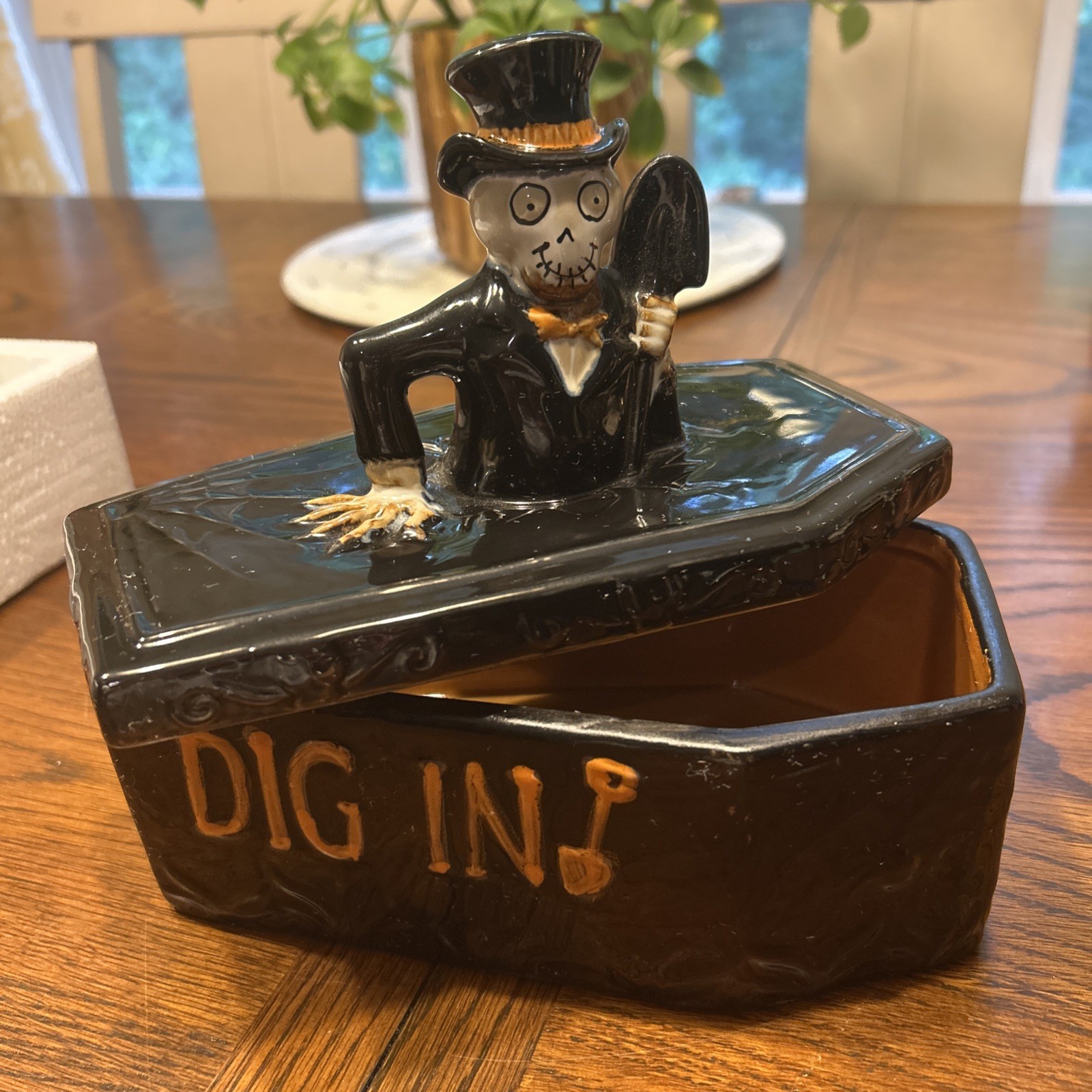 RETIRED YANKEE CANDLE HALLOWEEN BONEY BUNCH DIG IN COVERED COFFIN CANDY DISH