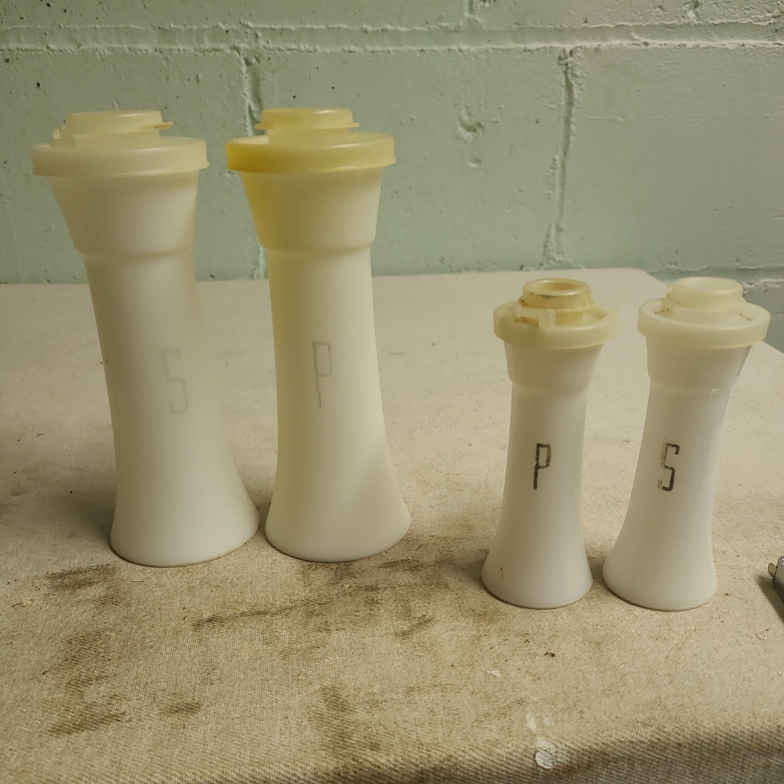 4 Vtg Tupperware Large & Small Hourglass Salt & Pepper Shakers White #718, #831 4 Vtg Tupperware Large & Small Hourglass Salt & Pepper Shakers White #718, #831