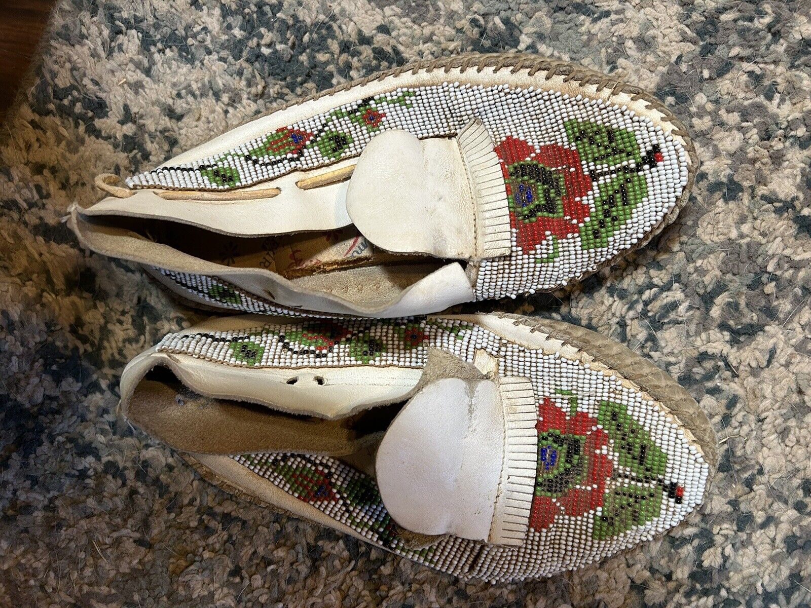 VTG Native American Taos Pueblo Indian Beaded Flower White Leather Moccasins