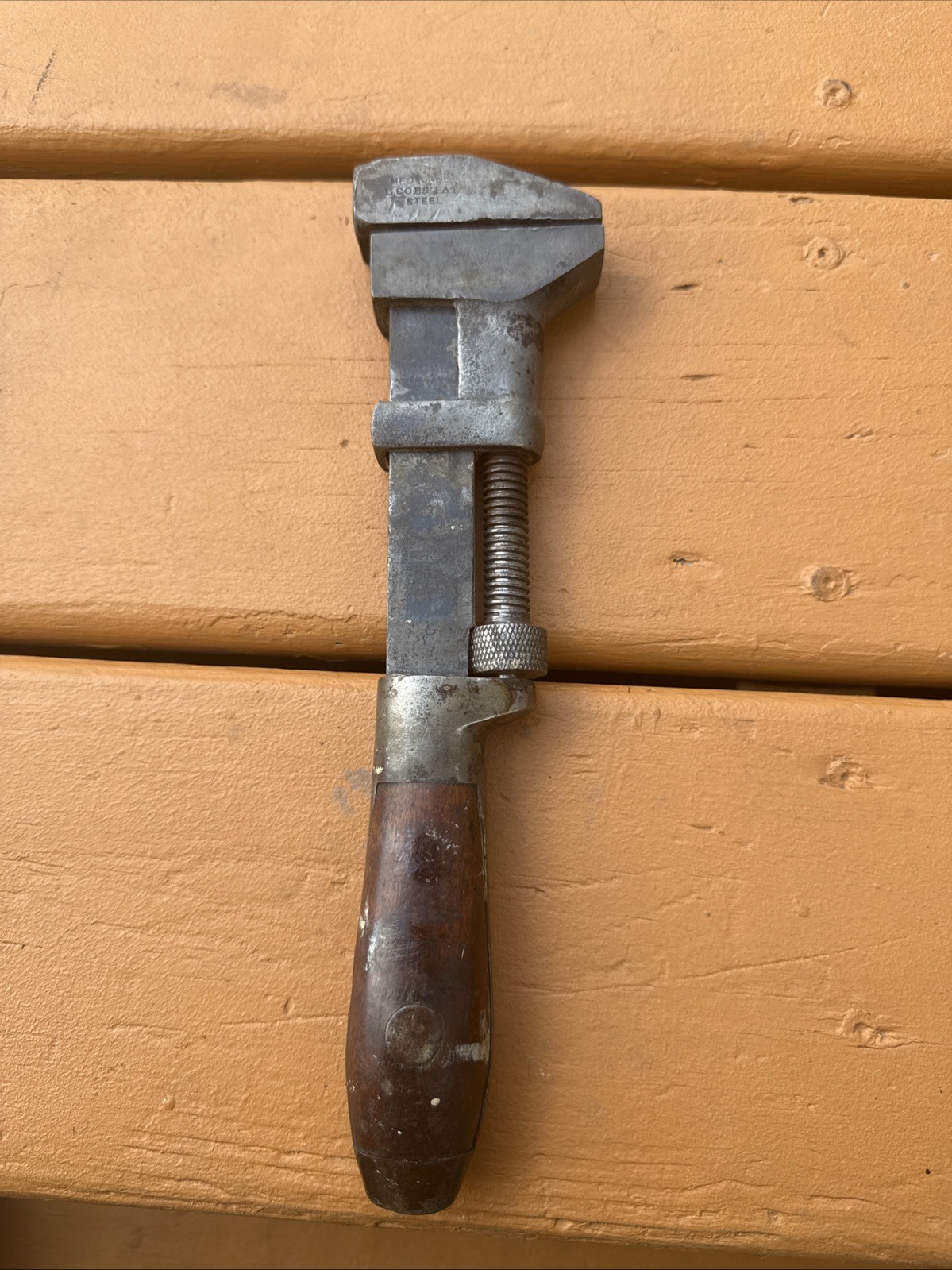ANTIQUE L. COES WRENCH CO. 10 1/2” MONKEY PIPE WRENCH WOOD HANDLE WORCESTER MASS ANTIQUE L. COES WRENCH CO. 10 1/2” MONKEY PIPE WRENCH WOOD HANDLE WORCESTER MASS