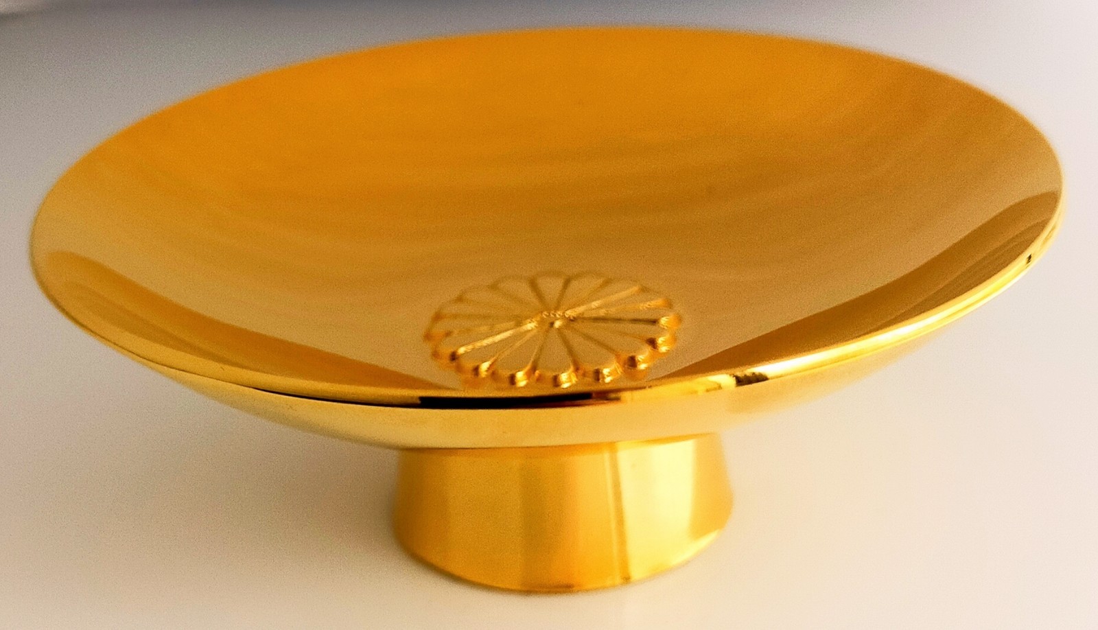 Vintage Japanese Sakazuki Sake Cup 24K Gold Plated Chrysanthemum Crest Vintage Japanese Sakazuki Sake Cup 24K Gold Plated Chrysanthemum Crest
