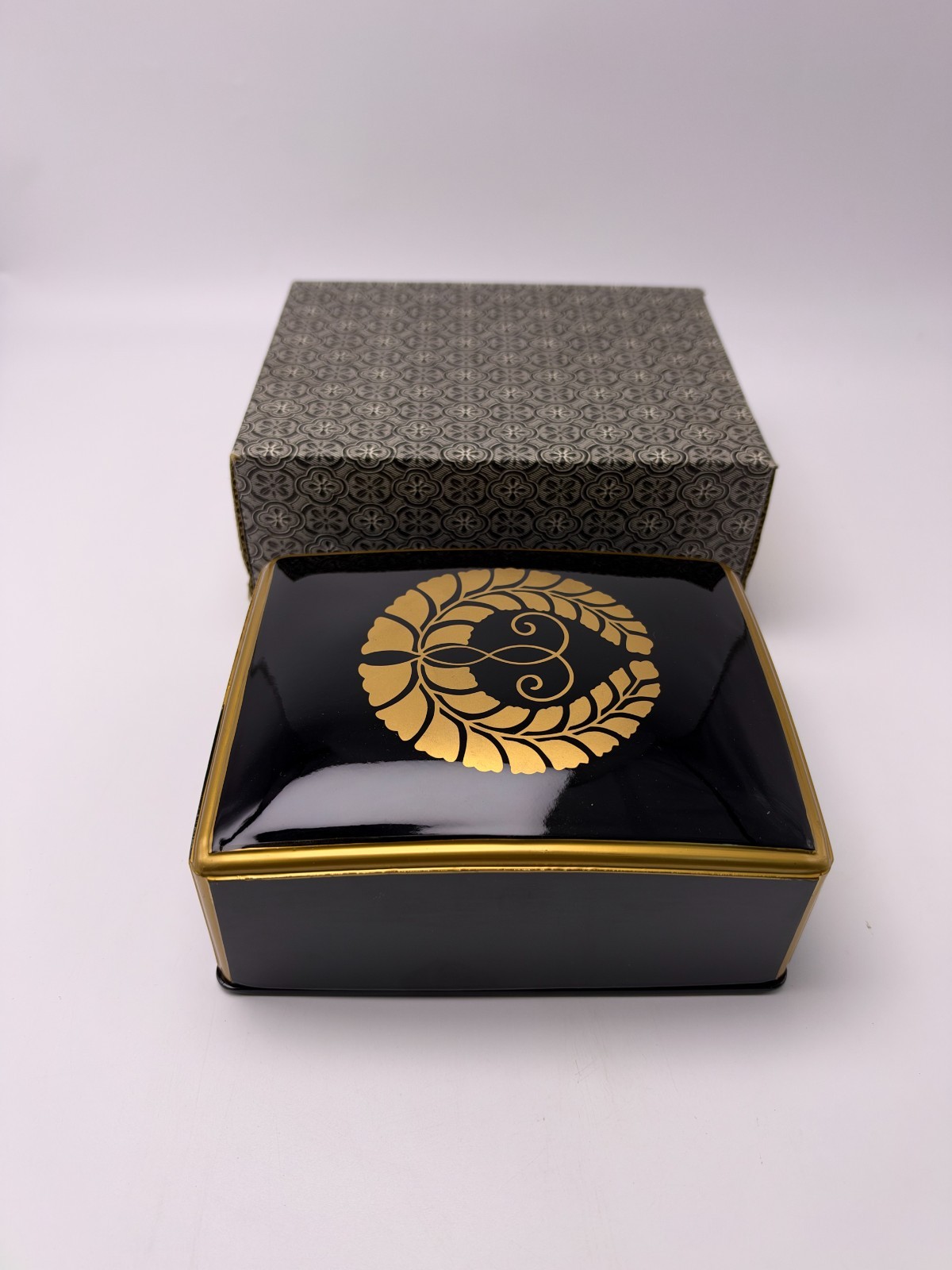 Vintage Japanese Lacquerware Lidded Box Black Gold Kamon Crest Original Box Vintage Japanese Lacquerware Lidded Box Black Gold Kamon Crest Original Box