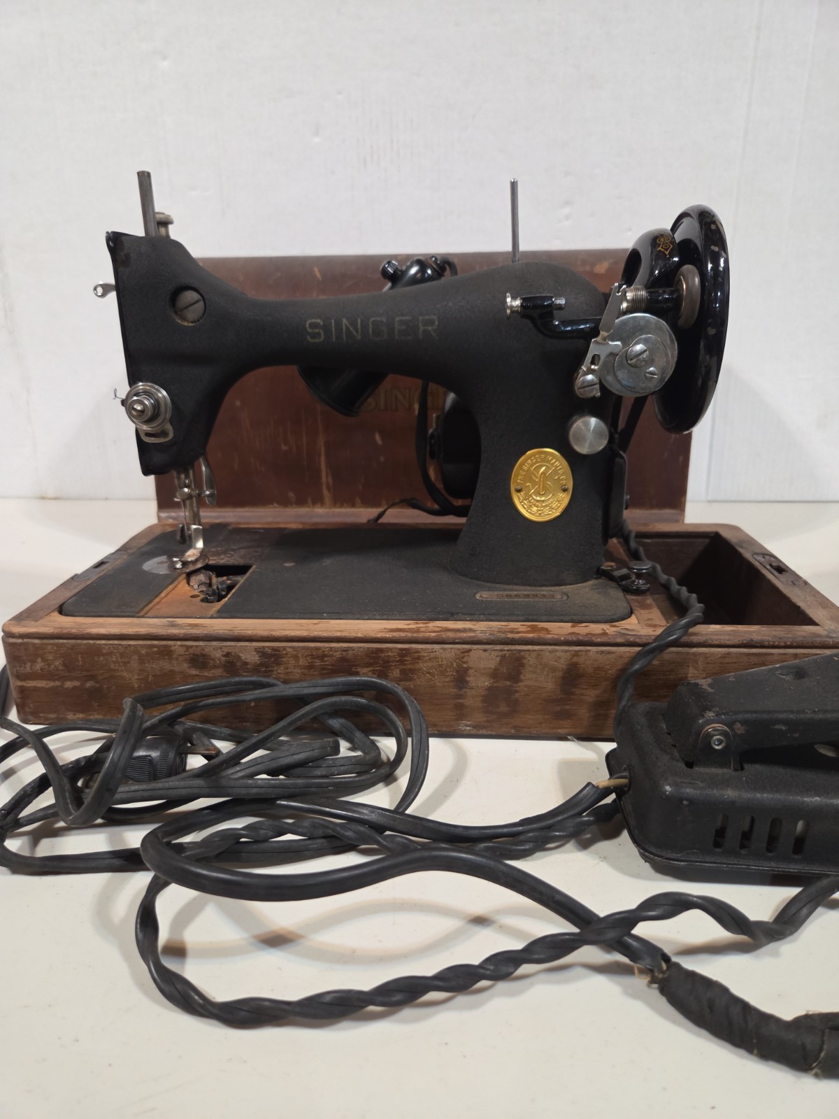 Vintage / Antique Singer Sewing Machine With Wooden Case -Untested Needs Wiring Vintage / Antique Singer Sewing Machine With Wooden Case -Untested Needs Wiring