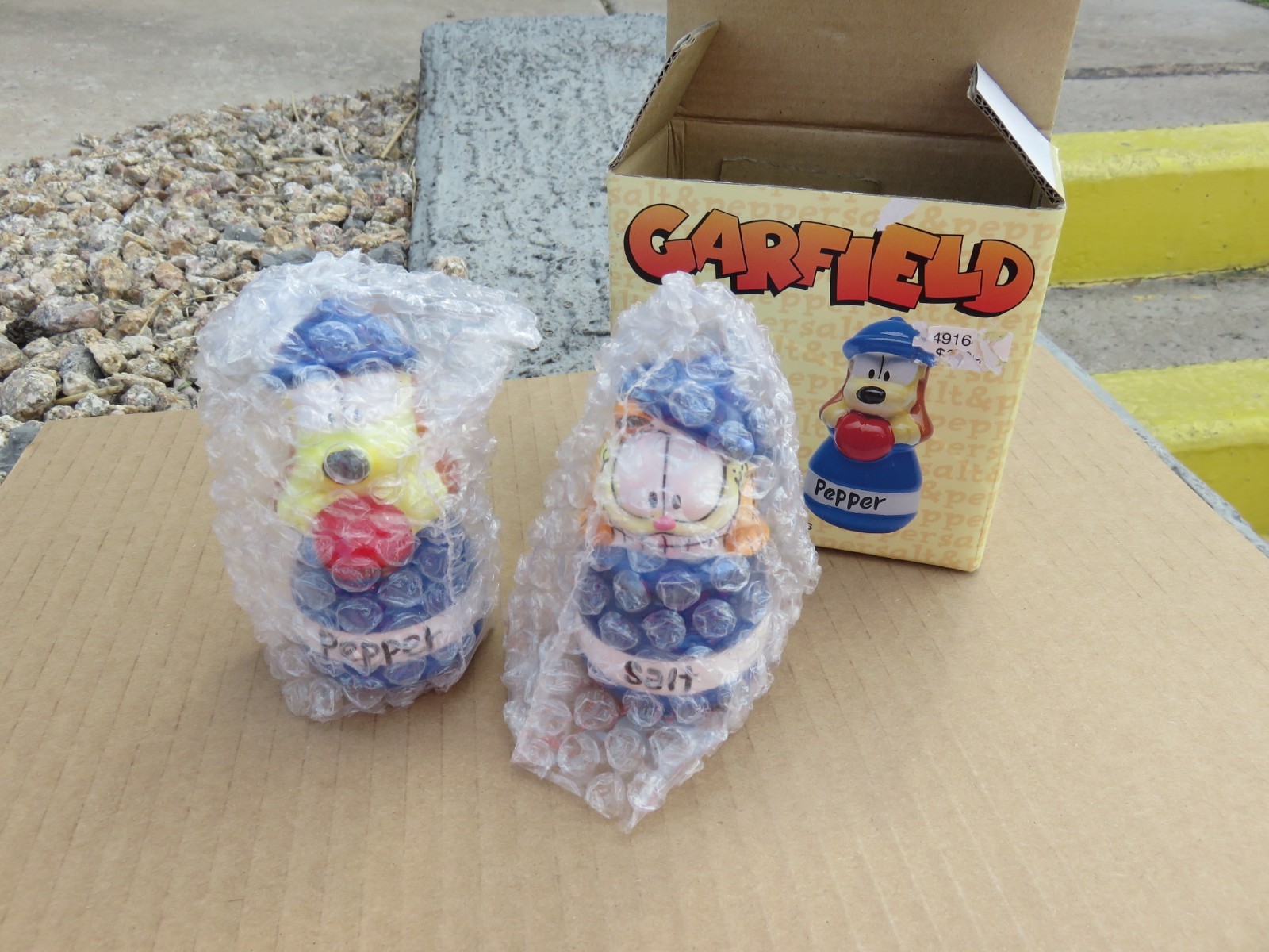 *Flawed* New 1998 Garfield Odie Paws Novelty Salt Pepper Shakers Rare *Flawed* New 1998 Garfield Odie Paws Novelty Salt Pepper Shakers Rare