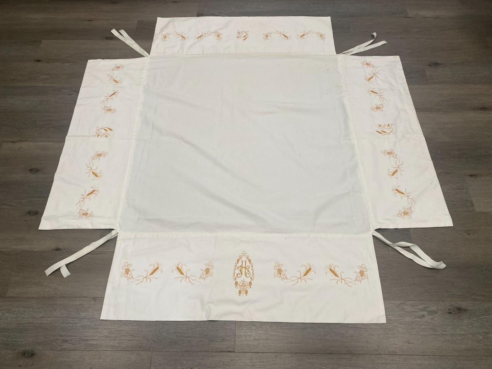 WHITE EUCHARISTIC PROCESSIONAL CANOPY WITH GOLD EMBROIDERY WHITE EUCHARISTIC PROCESSIONAL CANOPY WITH GOLD EMBROIDERY