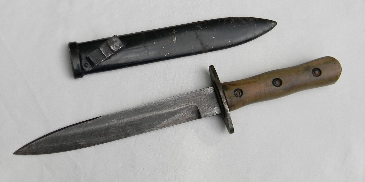 Italy original WW2 era M1939 fighting knife, orig metal scabbard; scarce type Italy original WW2 era M1939 fighting knife, orig metal scabbard; scarce type