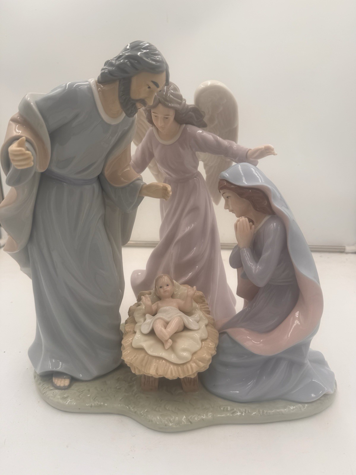 Vintage Lladro-Style Porcelain Nativity Figurine – Holy Family with Infant Jesus Vintage Lladro-Style Porcelain Nativity Figurine – Holy Family with Infant Jesus