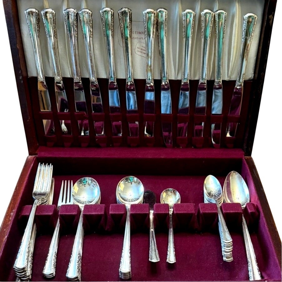 Holmes & Edwards Pageant 1927 Silverplate Flatware 52 Pc Set Wood Chest Holmes & Edwards Pageant 1927 Silverplate Flatware 52 Pc Set Wood Chest