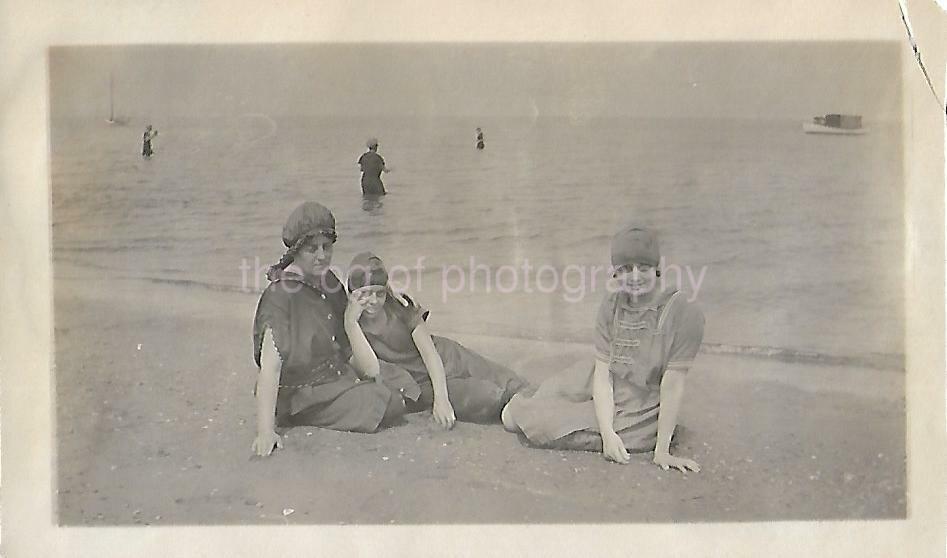 Found ANTIQUE PHOTOGRAPH bw A DAY AT THE BEACH Original Snapshot VINTAGE 19 47 Q