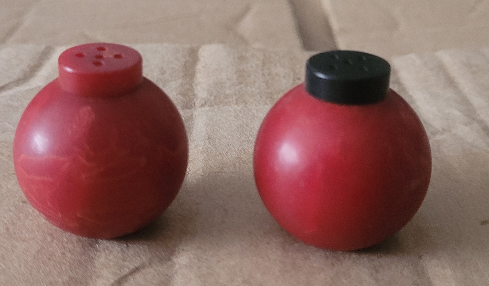 VINTAGE Red Marbled Bakelite "Roly Poly" Round Salt & Pepper Shakers 2pc w/ Lids VINTAGE Red Marbled Bakelite "Roly Poly" Round Salt & Pepper Shakers 2pc w/ Lids