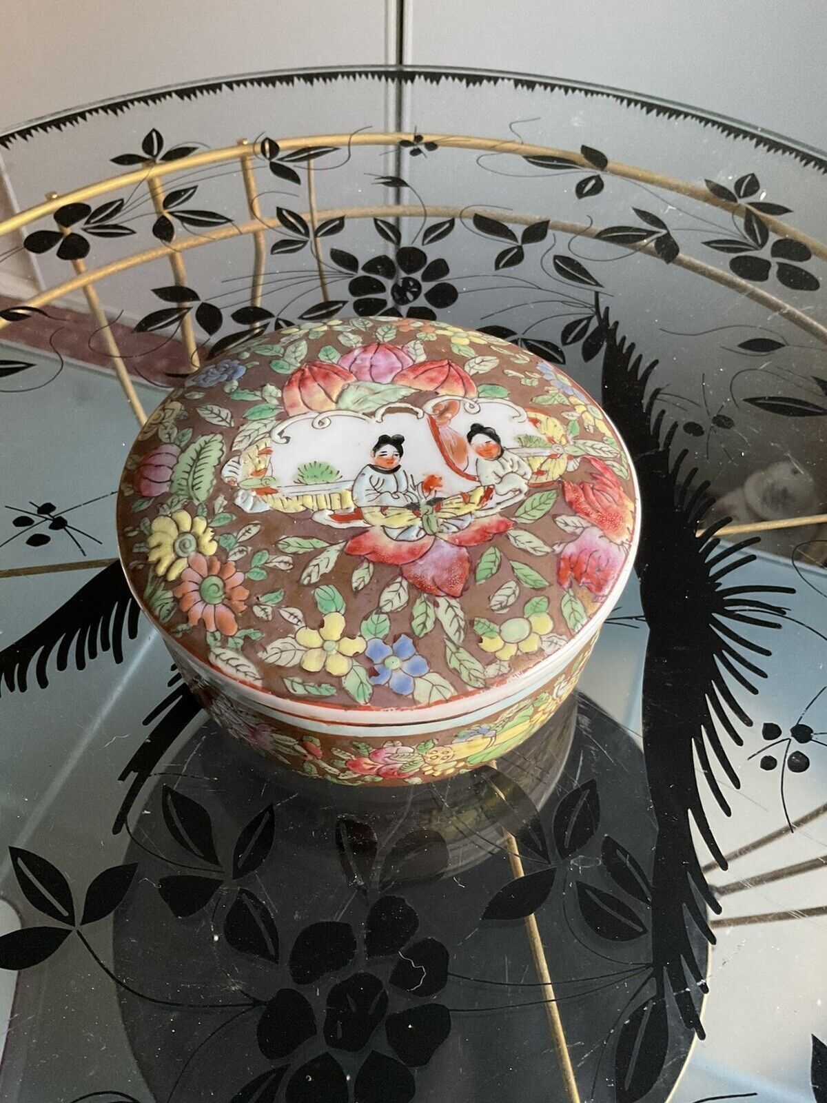 Chinese ceramic Very Pretty Box Decorated With Flowers And A Couple On The Lid