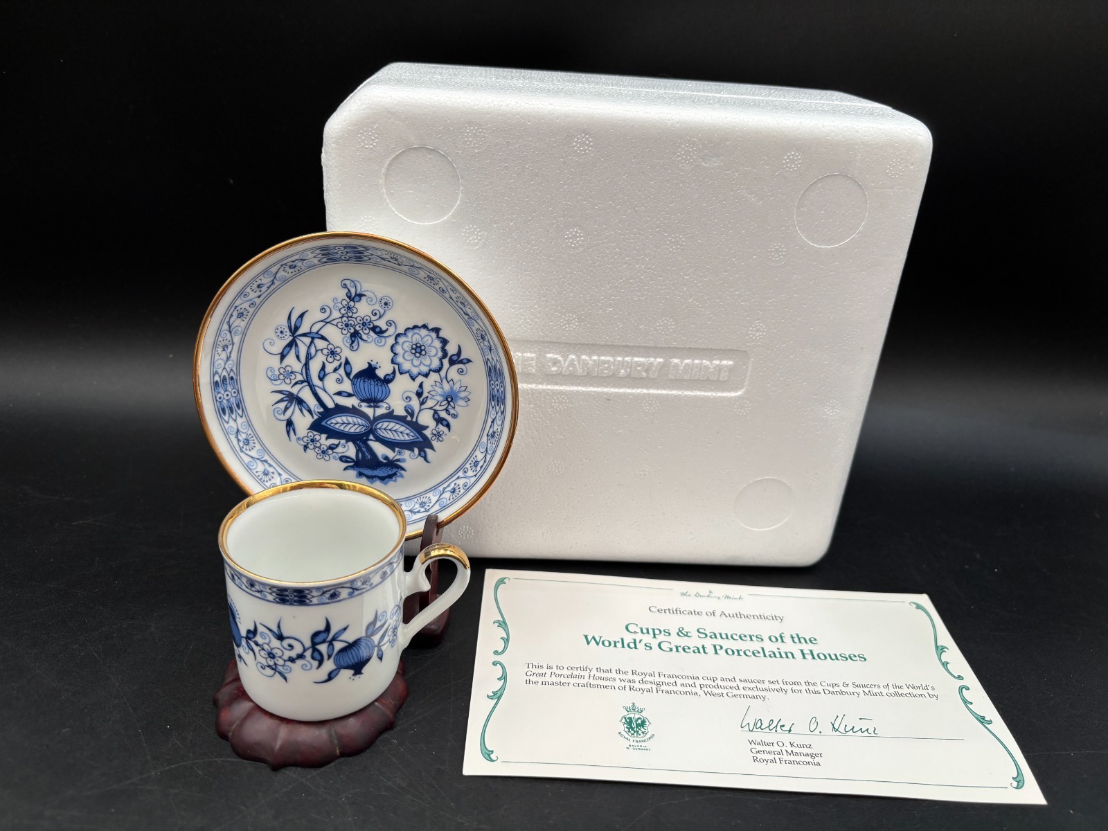 Danbury Mint "ROYAL FRANCONIA " ~ Worlds Great Porcelain ~ C&S ~ 2 1/8" Tall Danbury Mint "ROYAL FRANCONIA " ~ Worlds Great Porcelain ~ C&S ~ 2 1/8" Tall