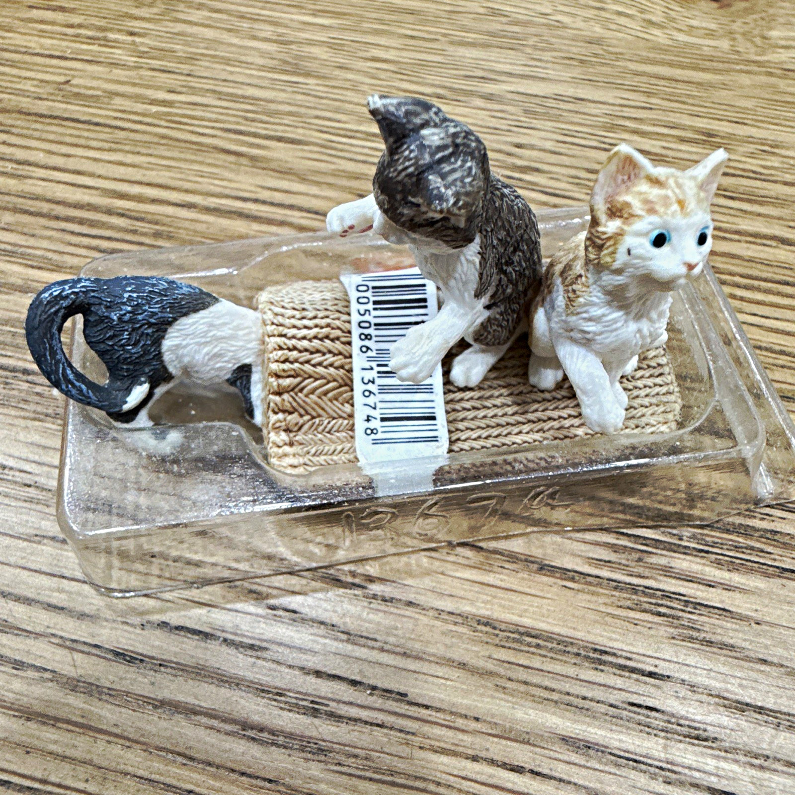 Schleich 13674 Kittens on Rug Cat Figure Retired Original Packaging 2011 Schleich 13674 Kittens on Rug Cat Figure Retired Original Packaging 2011