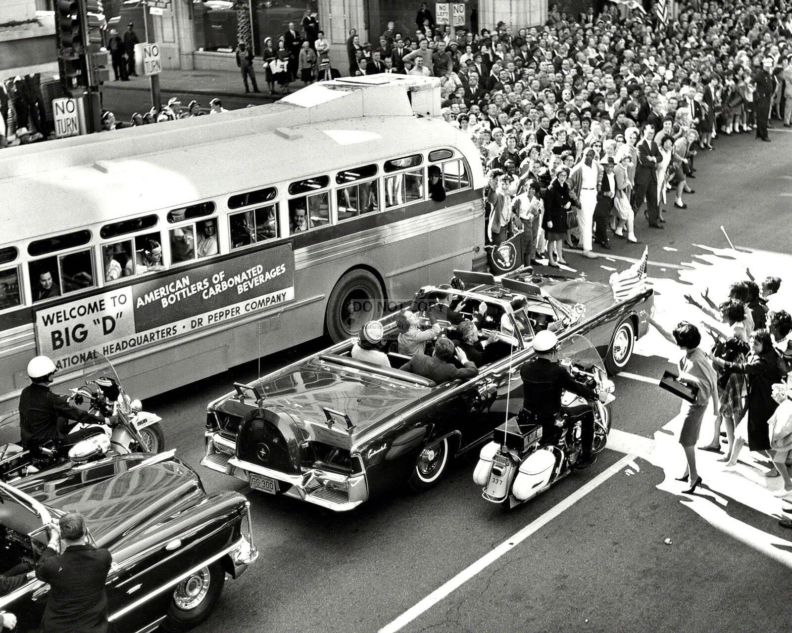 PRESIDENT JOHN F KENNEDY LIMO APPROACHES DEALEY PLAZA 112263 8X10 PHOTO (AA-257)