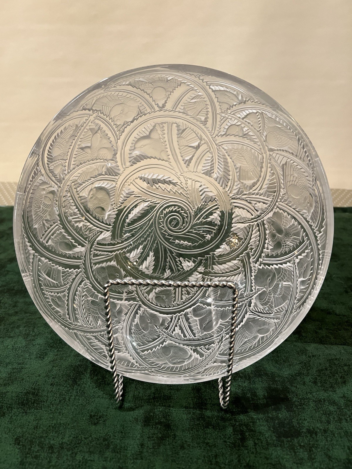 Antique Rare Lalique Pinsons Bowl Round in Excellent Condition. 1930’s Antique Rare Lalique Pinsons Bowl Round in Excellent Condition. 1930’s