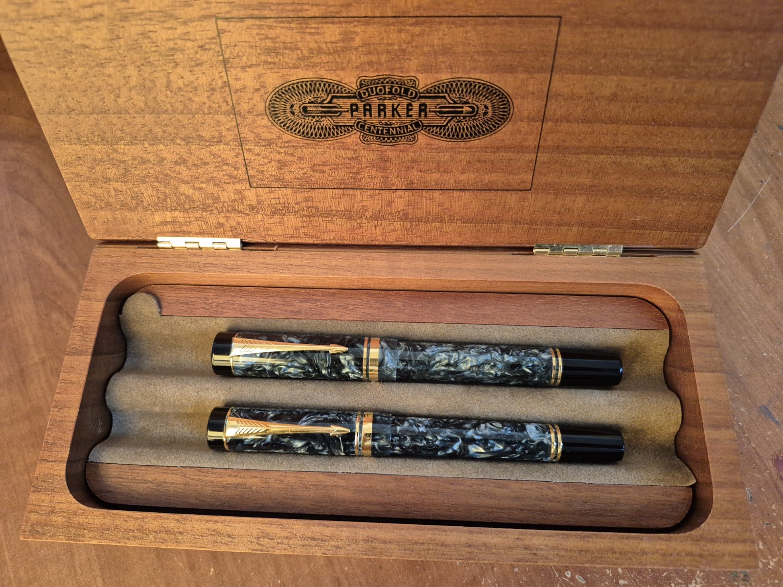Parker Duofold Centennial Green Marble 18k M & Rollerball Pen Set Parker Duofold Centennial Green Marble 18k M & Rollerball Pen Set