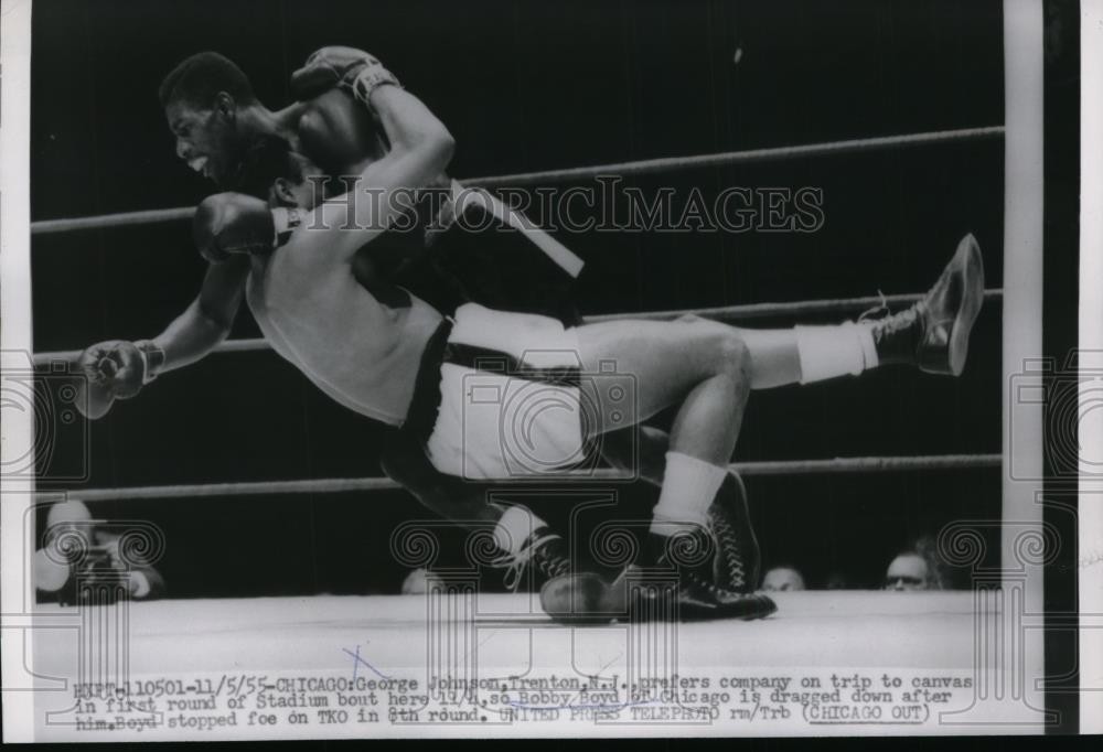 1955 Press Photo George Johnson downed by Bobby Boyd in TKO in Chicago