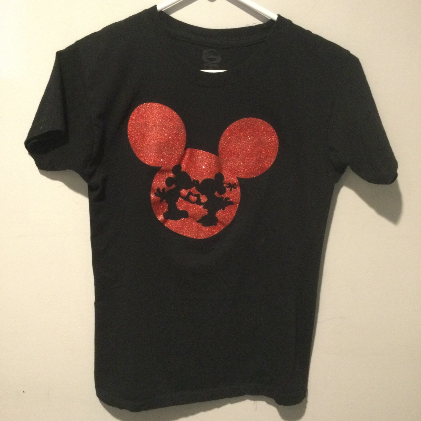 DISNEY MICKY & MINNIE KISSING TEE YOUTH LARGE DISNEY MICKY & MINNIE KISSING TEE YOUTH LARGE
