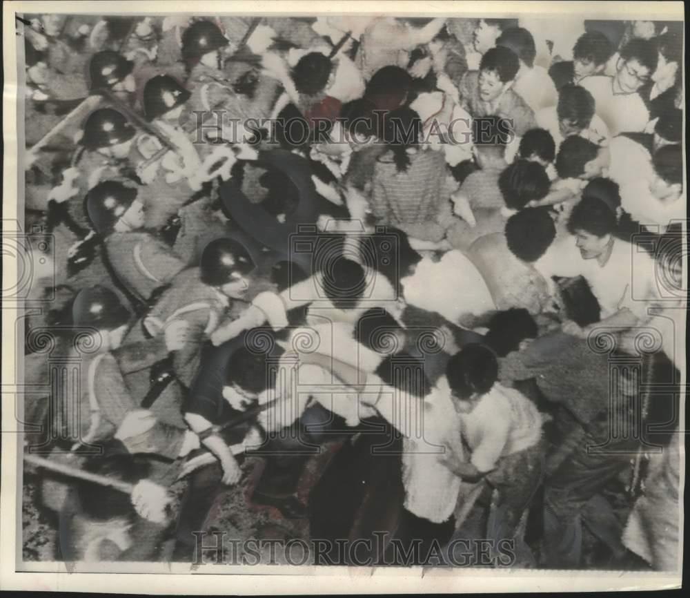1960 Press Photo Police Battle Crowds Near Parliament Building in Tokyo