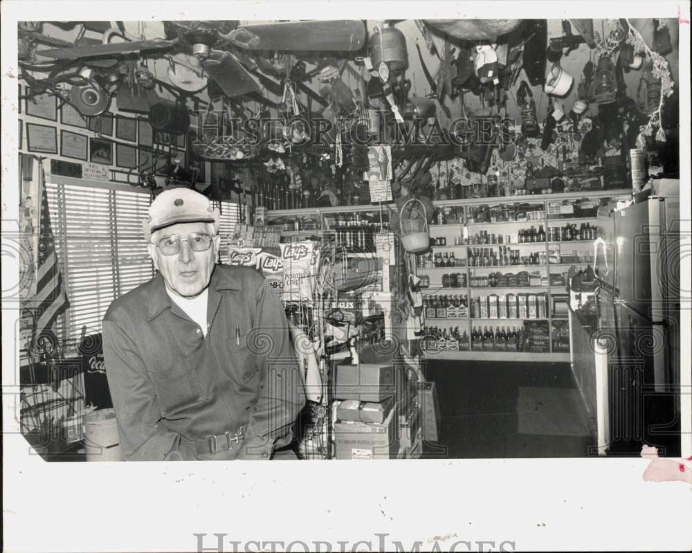 1987 Press Photo Ray Niblock inside his country store, Cool Springs, N. Carolina