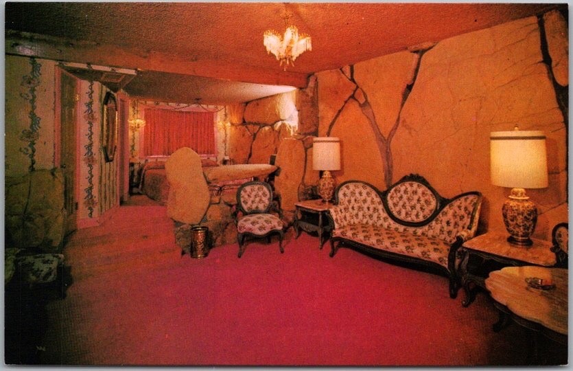 c1960s MADONNA INN POSTCARD San Luis Obispo CA "Room 152 EVERYTHING NICE" Unused