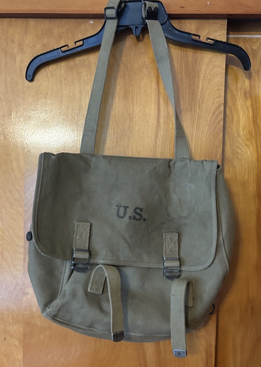 Original WWII M1936 Musette Bag - Des Moines Glove & MFD. 1942 - VG Original WWII M1936 Musette Bag - Des Moines Glove & MFD. 1942 - VG
