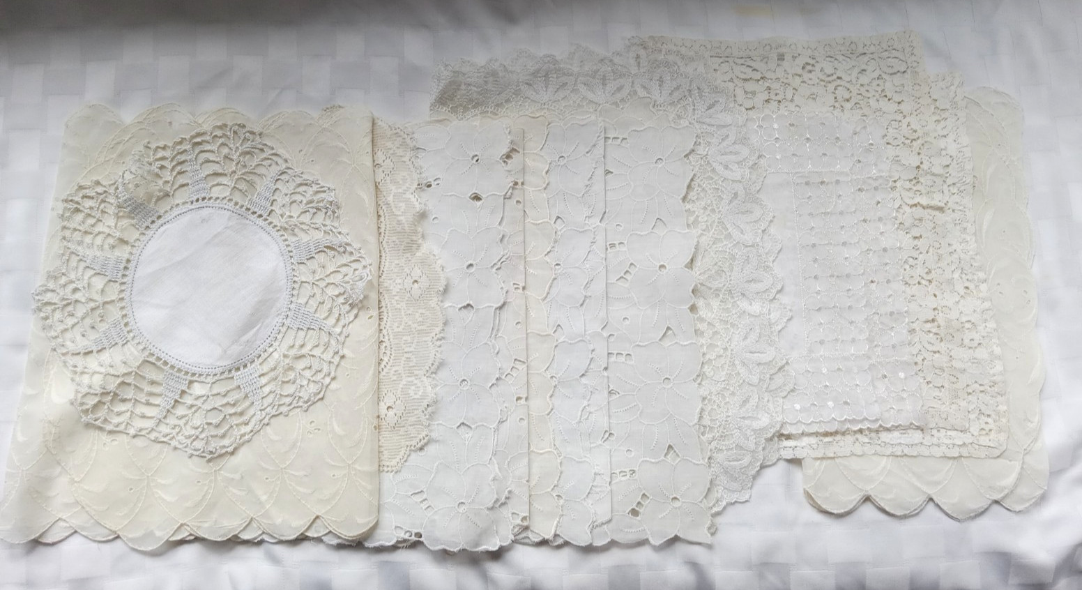 LOT 13 Vintage Linens Table Runners Doilies Scallop Lace Crochet LOT 13 Vintage Linens Table Runners Doilies Scallop Lace Crochet