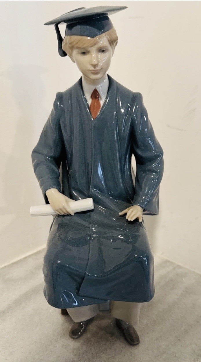 Lladro Boy "Graduate" 05198. No cracks. Scratches, chips/repairs. Made in Spain. Lladro Boy "Graduate" 05198. No cracks. Scratches, chips/repairs. Made in Spain.