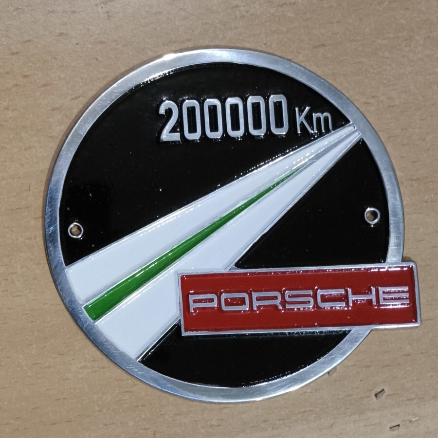 Vintage POR SCHE G RILl 200.000 KM 8cm black Placca Plakette LG416 Vintage POR SCHE G RILl 200.000 KM 8cm black Placca Plakette LG416