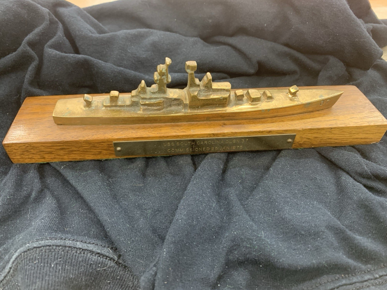 VINTAGE COMMISSIONING MODEL USS SOUTH CAROLINA DLGN-37 BRASS 1975, 10 INCHES VINTAGE COMMISSIONING MODEL USS SOUTH CAROLINA DLGN-37 BRASS 1975, 10 INCHES