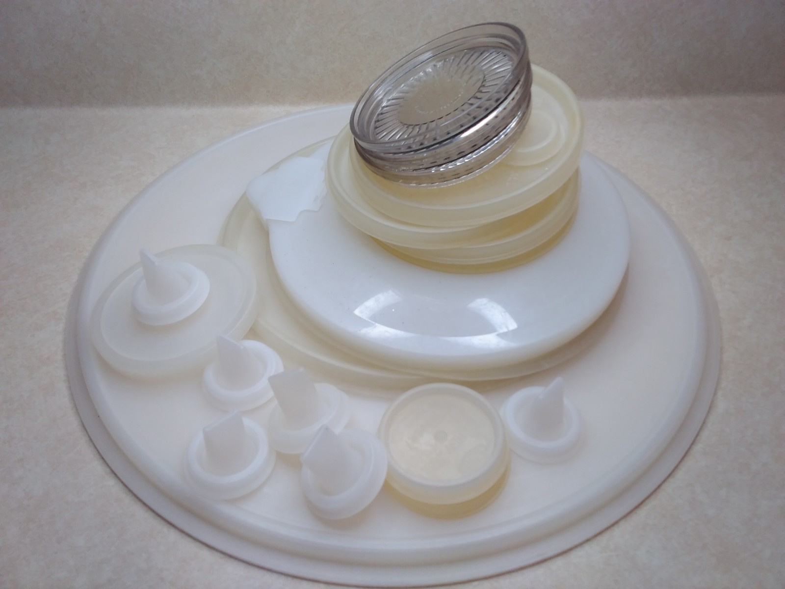 TUPPERWARE Vintage Mixed Lot Replacement Lids 20 Opaque 50's Pieces Tupper Seals TUPPERWARE Vintage Mixed Lot Replacement Lids 20 Opaque 50's Pieces Tupper Seals