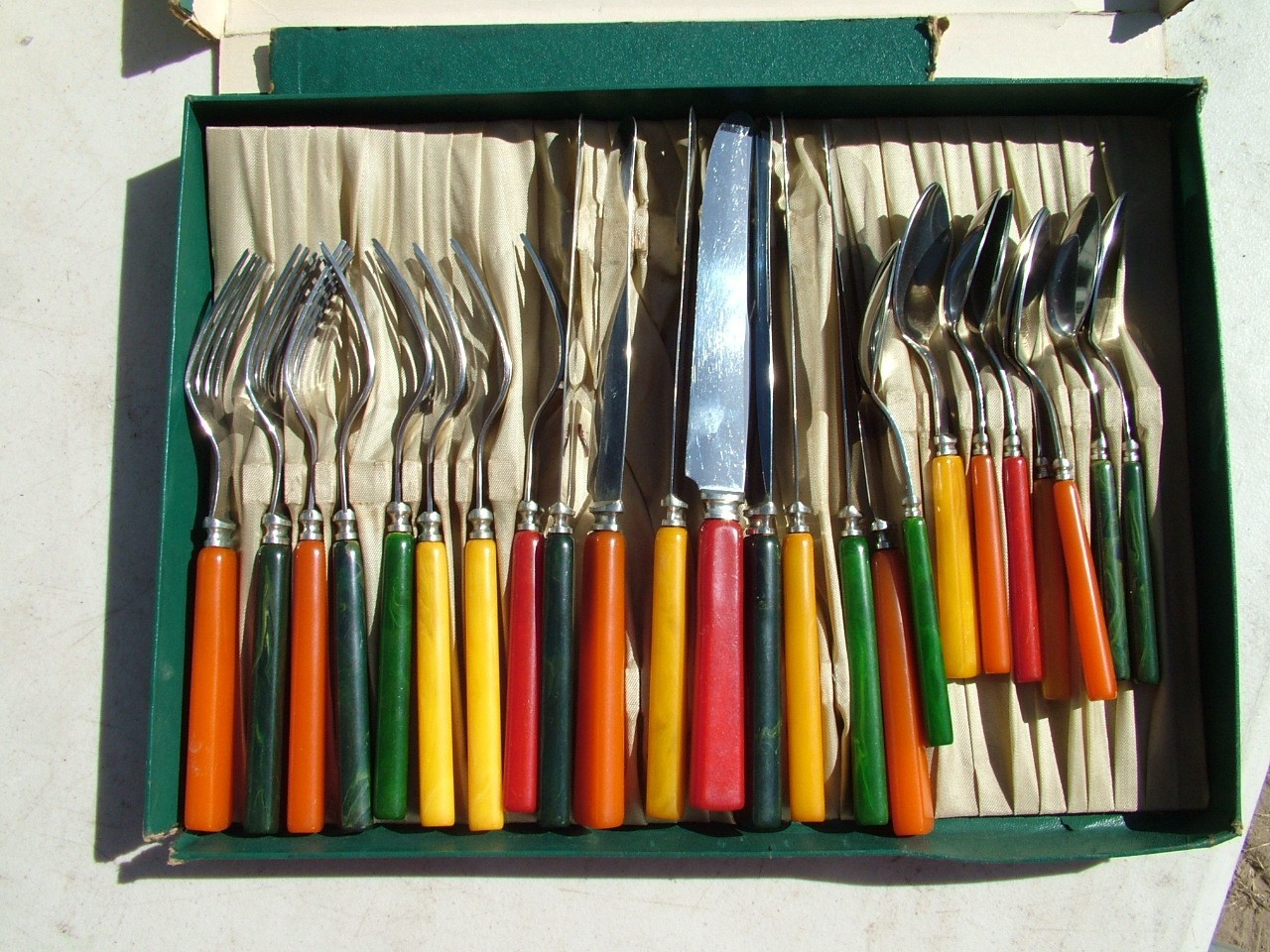 VINTAGE MCM BAKELITE CATALIN 24 PIECE SET MULTI COLORS KNIVES SPOONS & FORKS VINTAGE MCM BAKELITE CATALIN 24 PIECE SET MULTI COLORS KNIVES SPOONS & FORKS