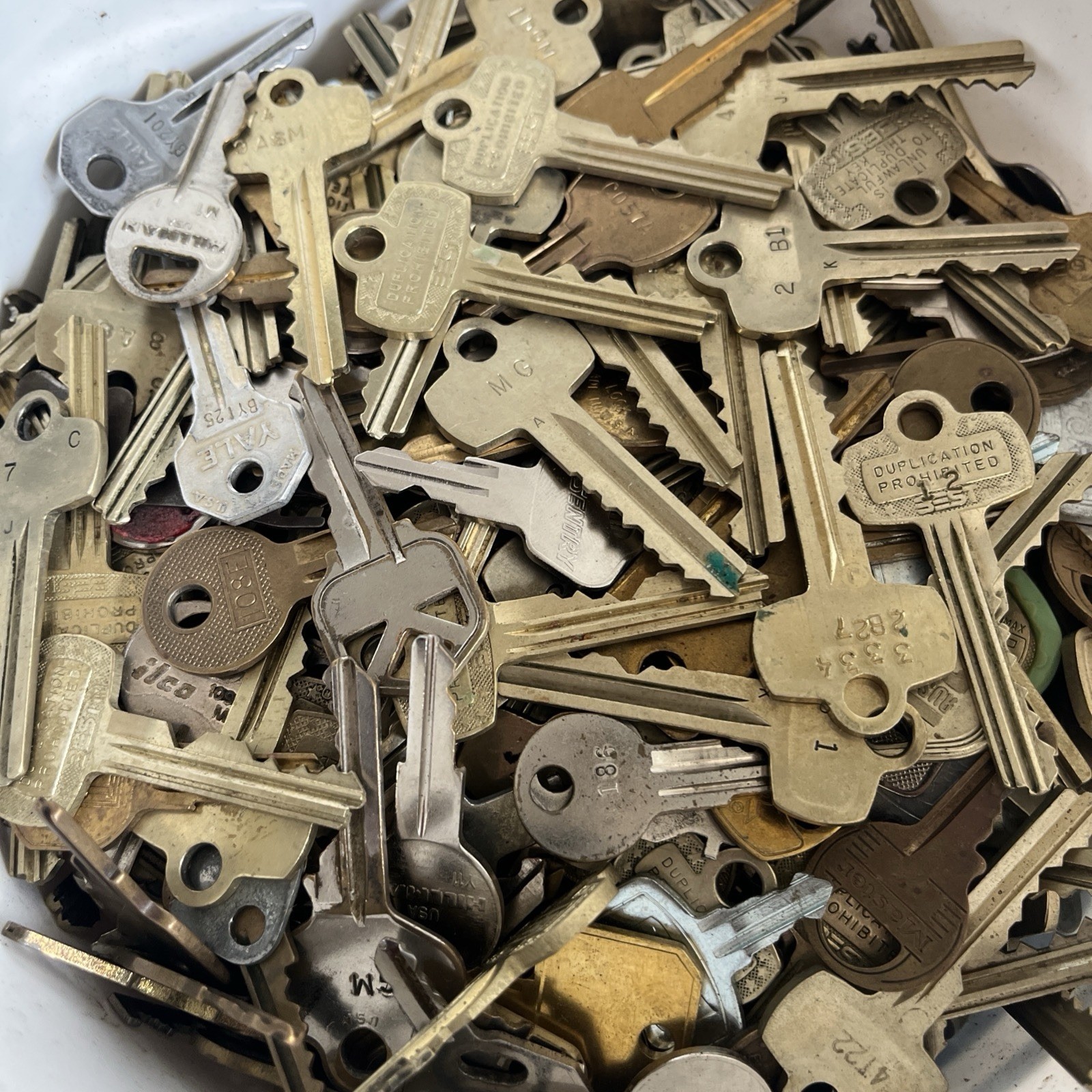 1 lb Lot of Misc Used Cut Keys, House, Business, in Brass, silver, steel. 1 lb Lot of Misc Used Cut Keys, House, Business, in Brass, silver, steel.