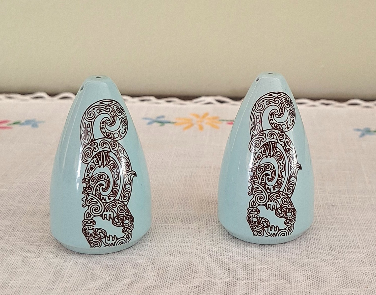RARE Crown Lynn Air New Zealand DC8 1965 Tohora Maori Salt Pepper Shakers RARE Crown Lynn Air New Zealand DC8 1965 Tohora Maori Salt Pepper Shakers
