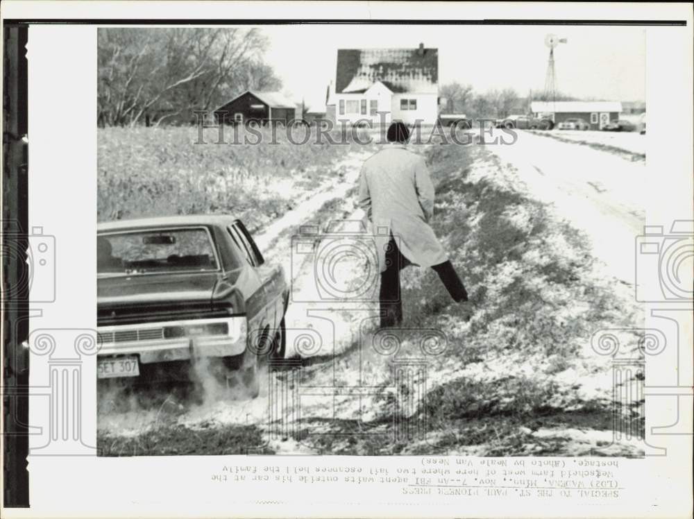 1973 Press Photo An FBI agent waits outside his car at Wegscheid farm in Wadena 1973 Press Photo An FBI agent waits outside his car at Wegscheid farm in Wadena