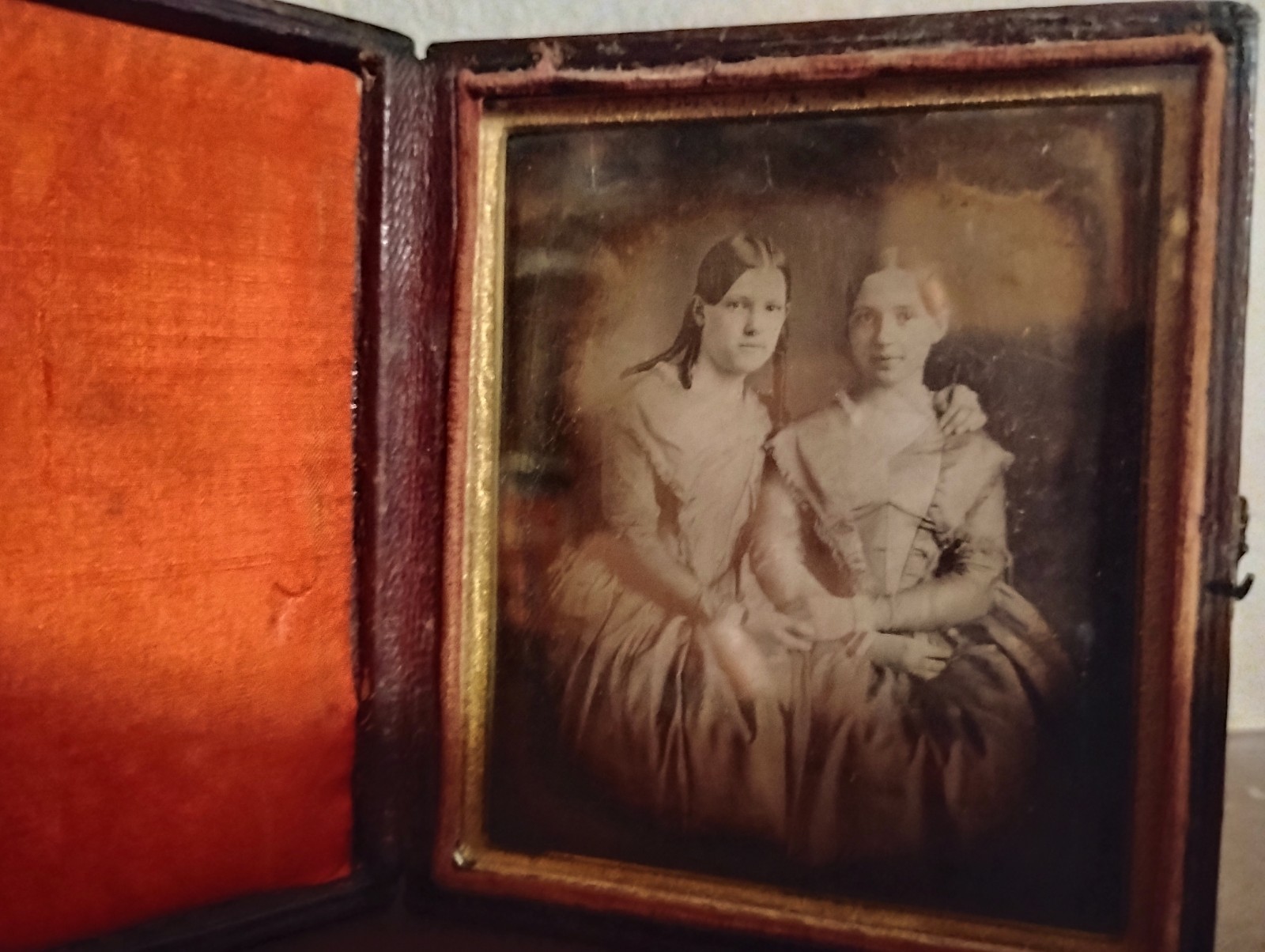 EARLY 1/6TH PLATE DAGUERREOTYPE 2 YOUNG GIRLS. FULL STRONG SPINE. FULL LYRE CASE EARLY 1/6TH PLATE DAGUERREOTYPE 2 YOUNG GIRLS. FULL STRONG SPINE. FULL LYRE CASE